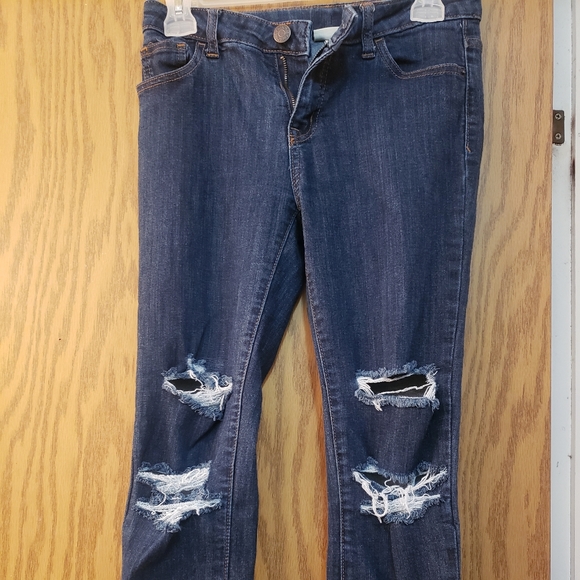Cute, distressed cropped jeans. Great condition. Youth 14 fits like a ladies 4 - Picture 1 of 7
